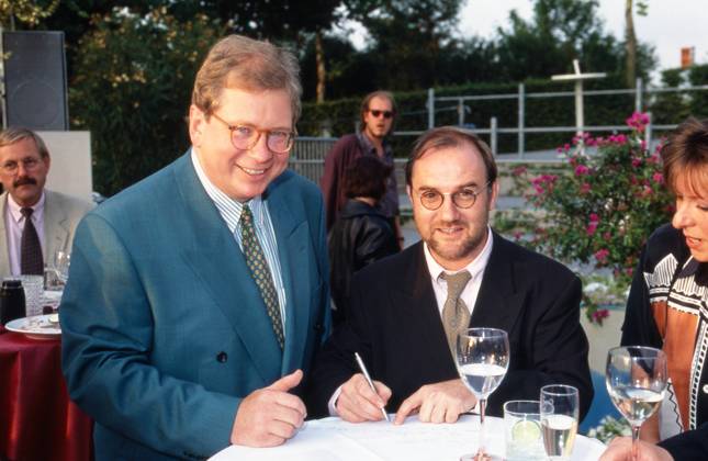 Premiere 100. Ein Fall für Zwei Rainer Hunold und Produzent Werner Kliess bei der Premiere der 100. Folge der Krimiserie Ein Fall für Zwei auf dem Gelände des ZDF Fernsehgartens in Mainz auf dem Lerchenberg, Deutschland 1992., Mainz-Lerchenberg Rheinland-Pfalz Deutschland