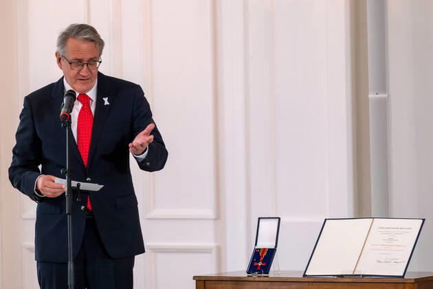 Bundespraesident Frank-Walter Steinmeier hat den gegen sexuellen Missbrauch Engagierten Matthias Katsch (Foto) und Jesuitenpater Klaus Mertes mit dem Verdienstorden ausgezeichnet (Foto vom 08.04.2021). Durch ihr Wirken sei der Kampf gegen sexuellen Kindesmissbrauch und fuer die Aufklaerung auf der Tagesordnung geblieben, sagte Steinmeier bei der Verleihung der Auszeichnung am Donnerstag in Berlin. Es gebe heute keinen Zweifel mehr daran, dass Missbrauch eine schwere Straftat sei, die strafrechtliche Verfolgung verlange. Solche Faelle duerfen nie wieder nur als innere Angelegenheiten der betroffenen Institutionen, auch nicht der Kirchen, behandelt werden , betonte das Staatsoberhaupt. (Siehe epd-Meldung vom 08.04.2021) Bundesverdienstkreuz Copyright: epd-bildx xRolfxZoellner EDITORIAL USE ONLY