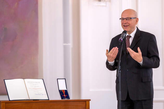 Bundespraesident Frank-Walter Steinmeier hat den gegen sexuellen Missbrauch Engagierten Matthias Katsch und Jesuitenpater Klaus Mertes (Foto) mit dem Verdienstorden ausgezeichnet (Foto vom 08.04.2021). Durch ihr Wirken sei der Kampf gegen sexuellen Kindesmissbrauch und fuer die Aufklaerung auf der Tagesordnung geblieben, sagte Steinmeier bei der Verleihung der Auszeichnung am Donnerstag in Berlin. Es gebe heute keinen Zweifel mehr daran, dass Missbrauch eine schwere Straftat sei, die strafrechtliche Verfolgung verlange. Solche Faelle duerfen nie wieder nur als innere Angelegenheiten der betroffenen Institutionen, auch nicht der Kirchen, behandelt werden , betonte das Staatsoberhaupt. (Siehe epd-Meldung vom 08.04.2021) Bundesverdienstkreuz Copyright: epd-bildx xRolfxZoellner EDITORIAL USE ONLY