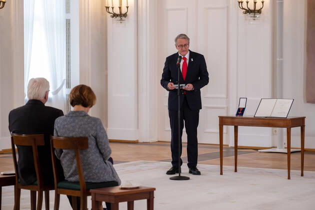 Bundespraesident Frank-Walter Steinmeier hat den gegen sexuellen Missbrauch Engagierten Matthias Katsch (Foto) und Jesuitenpater Klaus Mertes mit dem Verdienstorden ausgezeichnet (Foto vom 08.04.2021). Durch ihr Wirken sei der Kampf gegen sexuellen Kindesmissbrauch und fuer die Aufklaerung auf der Tagesordnung geblieben, sagte Steinmeier bei der Verleihung der Auszeichnung am Donnerstag in Berlin. Es gebe heute keinen Zweifel mehr daran, dass Missbrauch eine schwere Straftat sei, die strafrechtliche Verfolgung verlange. Solche Faelle duerfen nie wieder nur als innere Angelegenheiten der betroffenen Institutionen, auch nicht der Kirchen, behandelt werden , betonte das Staatsoberhaupt. (Siehe epd-Meldung vom 08.04.2021) Bundesverdienstkreuz Copyright: epd-bildx xRolfxZoellner EDITORIAL USE ONLY