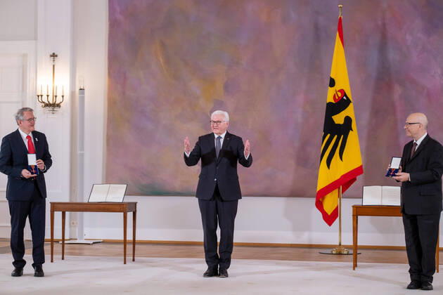 Bundespraesident Frank-Walter Steinmeier (M.) hat den gegen sexuellen Missbrauch Engagierten Matthias Katsch (li.) und Jesuitenpater Klaus Mertes (re.) mit dem Verdienstorden ausgezeichnet (Foto vom 08.04.2021). Durch ihr Wirken sei der Kampf gegen sexuellen Kindesmissbrauch und fuer die Aufklaerung auf der Tagesordnung geblieben, sagte Steinmeier bei der Verleihung der Auszeichnung am Donnerstag in Berlin. Es gebe heute keinen Zweifel mehr daran, dass Missbrauch eine schwere Straftat sei, die strafrechtliche Verfolgung verlange. Solche Faelle duerfen nie wieder nur als innere Angelegenheiten der betroffenen Institutionen, auch nicht der Kirchen, behandelt werden , betonte das Staatsoberhaupt. (Siehe epd-Meldung vom 08.04.2021) Bundesverdi Copyright: epd-bildx xRolfxZoellner EDITORIAL USE ONLY