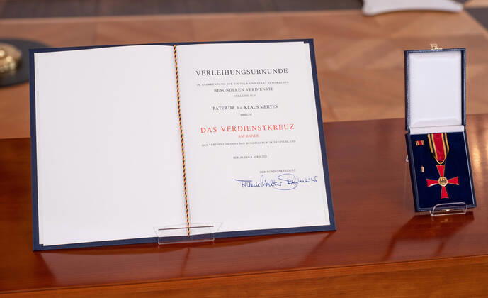 Bundespraesident Frank-Walter Steinmeier hat den gegen sexuellen Missbrauch Engagierten Matthias Katsch und Jesuitenpater Klaus Mertes mit dem Verdienstorden ausgezeichnet (Foto vom 08.04.2021: Verleihungsurkunde und Verdienstkreuz an Klaus Mertens). Durch ihr Wirken sei der Kampf gegen sexuellen Kindesmissbrauch und fuer die Aufklaerung auf der Tagesordnung geblieben, sagte Steinmeier bei der Verleihung der Auszeichnung am Donnerstag in Berlin. Es gebe heute keinen Zweifel mehr daran, dass Missbrauch eine schwere Straftat sei, die strafrechtliche Verfolgung verlange. Solche Faelle duerfen nie wieder nur als innere Angelegenheiten der betroffenen Institutionen, auch nicht der Kirchen, behandelt werden , betonte das Staatsoberhaupt. (Siehe Copyright: epd-bildx xRolfxZoellner EDITORIAL USE ONLY