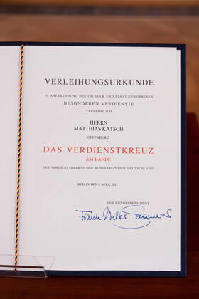 Bundespraesident Frank-Walter Steinmeier hat den gegen sexuellen Missbrauch Engagierten Matthias Katsch und Jesuitenpater Klaus Mertes mit dem Verdienstorden ausgezeichnet (Foto vom 08.04.2021: Verleihungsurkunde an Matthias Katsch). Durch ihr Wirken sei der Kampf gegen sexuellen Kindesmissbrauch und fuer die Aufklaerung auf der Tagesordnung geblieben, sagte Steinmeier bei der Verleihung der Auszeichnung am Donnerstag in Berlin. Es gebe heute keinen Zweifel mehr daran, dass Missbrauch eine schwere Straftat sei, die strafrechtliche Verfolgung verlange. Solche Faelle duerfen nie wieder nur als innere Angelegenheiten der betroffenen Institutionen, auch nicht der Kirchen, behandelt werden , betonte das Staatsoberhaupt. (Siehe epd-Meldung vom 0 Copyright: epd-bildx xRolfxZoellner EDITORIAL USE ONLY