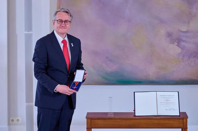 Verleihung des Verdienstordens der Bundesrepublik Deutschland an Matthias Katsch durch Bundespräsident Steinmeier im Schloss Bellevue in Berlin. Die Geehrten engagieren sich für die Aufklärung von Missbrauchsfällen innerhalb der katholischen Kirche. Award of the Order of Merit of the Federal Republic of Germany to Matthias Katsch by Federal President Steinmeier at Bellevue Palace in Berlin. The honourees are committed to clarifying cases of abuse within the Catholic Church. snapshot-photography F.Boillot