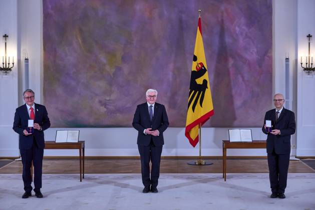 Bilder des Jahres 2021, News 04 April News Themen der Woche KW14 Bundespräsident Frank-Walter Steinmeier (Mitte) anlässlich der Verleihung des Verdienstordens der Bundesrepublik Deutschland an Matthias Katsch (l) und Pater Klaus Mertes im Schloss Bellevue in Berlin. Die beiden Geehrten engagieren sich für die Aufklärung von Missbrauchsfällen innerhalb der katholischen Kirche. Federal President Frank-Walter Steinmeier (centre) on the occasion of the award of the Order of Merit of the Federal Republic of Germany to Matthias Katsch (l) and Father Klaus Mertes at Bellevue Palace in Berlin. The two honourees are committed to clearing up cases of abuse within the Catholic Church. snapshot-photography F.Boillot