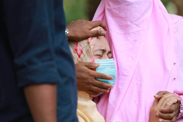 April 9, 2021, Dhaka, Dhaka, Bangladesh: April,09,2021 Relatives are crying after they lose their relative in Covid-19 in Dhaka,Bangladesh Dhaka Bangladesh - ZUMAr338 20210409_zip_r338_001 Copyright: xHarun-Or-Rashidx