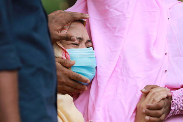 April 9, 2021, Dhaka, Dhaka, Bangladesh: April,09,2021 Relatives are crying after they lose their relative in Covid-19 in Dhaka,Bangladesh Dhaka Bangladesh - ZUMAr338 20210409_zip_r338_002 Copyright: xHarun-Or-Rashidx