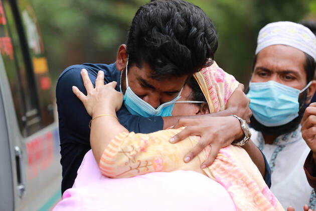 April 9, 2021, Dhaka, Dhaka, Bangladesh: April,09,2021 Relatives are crying after they lose their relative in Covid-19 in Dhaka,Bangladesh Dhaka Bangladesh - ZUMAr338 20210409_zip_r338_005 Copyright: xHarun-Or-Rashidx
