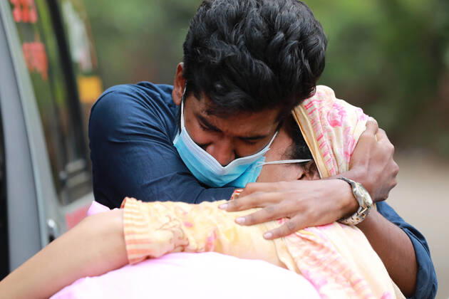 April 9, 2021, Dhaka, Dhaka, Bangladesh: April,09,2021 Relatives are crying after they lose their relative in Covid-19 in Dhaka,Bangladesh Dhaka Bangladesh - ZUMAr338 20210409_zip_r338_006 Copyright: xHarun-Or-Rashidx