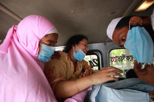 April 9, 2021, Dhaka, Dhaka, Bangladesh: April,09,2021 Relatives are crying after they lose their relative in Covid-19 in Dhaka,Bangladesh Dhaka Bangladesh - ZUMAr338 20210409_zip_r338_009 Copyright: xHarun-Or-Rashidx