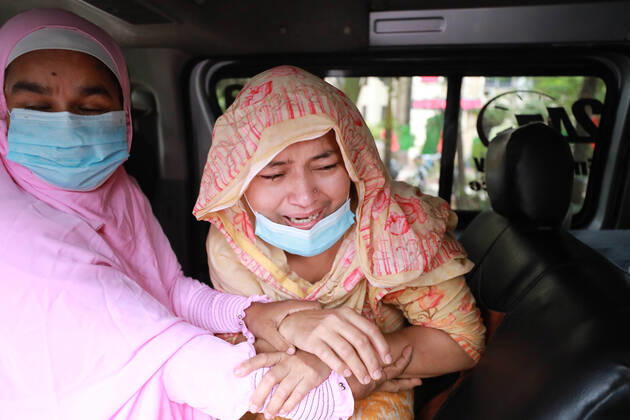 April 9, 2021, Dhaka, Dhaka, Bangladesh: April,09,2021 Relatives are crying after they lose their relative in Covid-19 in Dhaka,Bangladesh Dhaka Bangladesh - ZUMAr338 20210409_zip_r338_010 Copyright: xHarun-Or-Rashidx