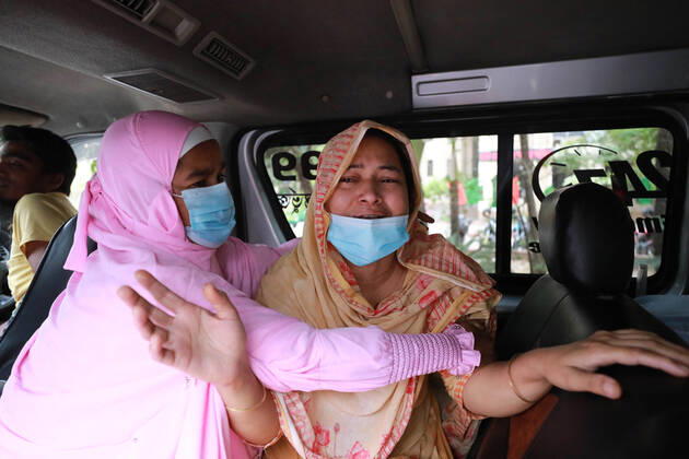 April 9, 2021, Dhaka, Dhaka, Bangladesh: April,09,2021 Relatives are crying after they lose their relative in Covid-19 in Dhaka,Bangladesh Dhaka Bangladesh - ZUMAr338 20210409_zip_r338_013 Copyright: xHarun-Or-Rashidx
