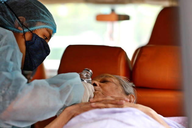 April 9, 2021, Dhaka, Dhaka, Bangladesh: April, 09,2021 A relative of a woman who has infected by the COVID-19 and she wearing a protective suit help to drink water to elderly woman in an ambulance, Dhaka, Bangladesh Dhaka Bangladesh - ZUMAr338 20210409_zip_r338_017 Copyright: xHarun-Or-Rashidx