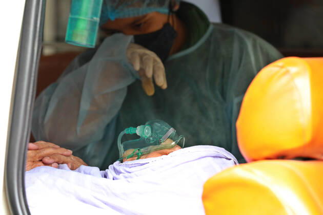 April 9, 2021, Dhaka, Dhaka, Bangladesh: April, 09,2021 A relative of a woman who has infected by the COVID-19 and she wearing a protective suit help to elderly woman in an ambulance, Dhaka, Bangladesh Dhaka Bangladesh - ZUMAr338 20210409_zip_r338_022 Copyright: xHarun-Or-Rashidx