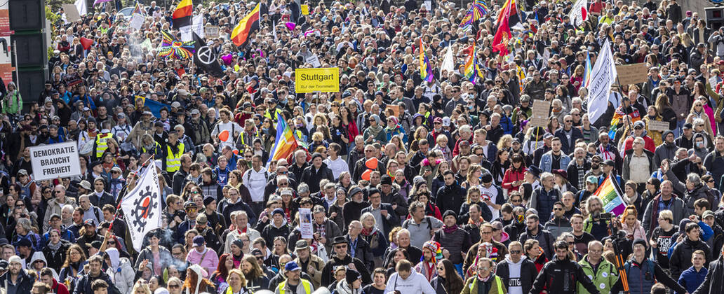 Querdenker und andere Gegner der Pandemie-Einschränkungen haben in Stuttgart ohne Abstand und weitgehend ohne Schutzmaske demonstriert. Mindestens vier Demos mit 2500 Teilnehmern waren angemeldet, gekommen waren aber weit mehr. 03.04.2021: Europa, DEU, Deutschland, Baden-Württemberg, Stuttgart.