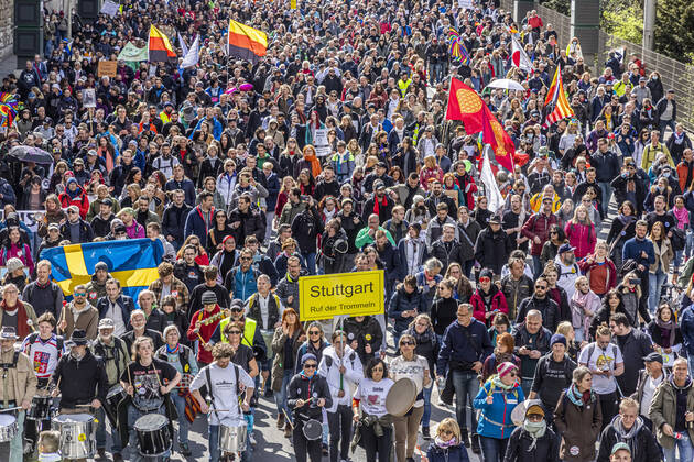 Querdenker und andere Gegner der Pandemie-Einschränkungen haben in Stuttgart ohne Abstand und meist ohne Schutzmaske demonstriert. Mindestens vier Demos mit 2500 Teilnehmern waren angemeldet, gekommen waren aber weit mehr. Hier der Zug der Demonstranten durch die Innenstadt über die B10 B14 zum offiziellen Versammlungsort, dem Cannstatter Wasen. 03.04.2021: Europa, DEU, Deutschland, Baden-Württemberg, Stuttgart.