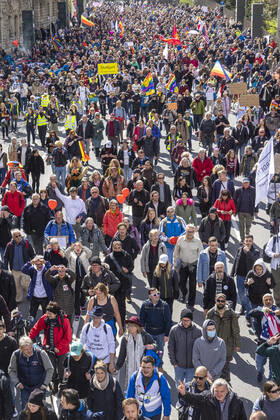 Querdenker und andere Gegner der Pandemie-Einschränkungen haben in Stuttgart ohne Abstand und weitgehend ohne Schutzmaske demonstriert. Mindestens vier Demos mit 2500 Teilnehmern waren angemeldet, gekommen waren aber weit mehr. 03.04.2021: Europa, DEU, Deutschland, Baden-Württemberg, Stuttgart.