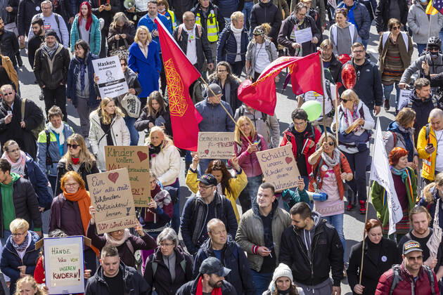 Querdenker und andere Gegner der Pandemie-Einschränkungen haben in Stuttgart ohne Abstand und weitgehend ohne Schutzmaske demonstriert. Mindestens vier Demos mit 2500 Teilnehmern waren angemeldet, gekommen waren aber weit mehr. 03.04.2021: Europa, DEU, Deutschland, Baden-Württemberg, Stuttgart.