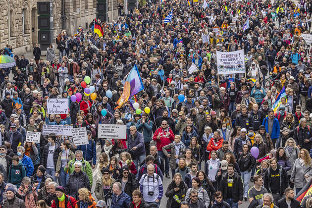 Querdenker und andere Gegner der Pandemie-Einschränkungen haben in Stuttgart ohne Abstand und weitgehend ohne Schutzmaske demonstriert. Mindestens vier Demos mit 2500 Teilnehmern waren angemeldet, gekommen waren aber weit mehr. 03.04.2021: Europa, DEU, Deutschland, Baden-Württemberg, Stuttgart.