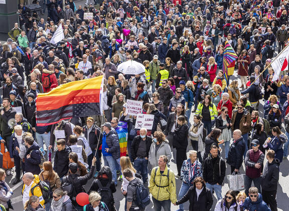 Querdenker und andere Gegner der Pandemie-Einschränkungen haben in Stuttgart ohne Abstand und meist ohne Schutzmaske demonstriert. Mindestens vier Demos mit 2500 Teilnehmern waren angemeldet, gekommen waren aber weit mehr. Hier der Zug der Demonstranten durch die Innenstadt über die B10 B14 zum offiziellen Versammlungsort, dem Cannstatter Wasen. 03.04.2021: Europa, DEU, Deutschland, Baden-Württemberg, Stuttgart.
