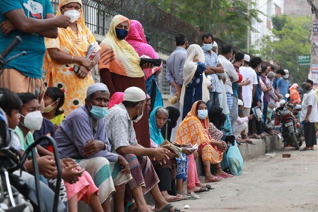 April 10, 2021, Dhaka, Dhaka, Bangladesh: April, 10, 2021 People wait in a line to buy government subsidize goods from a TCB truck in Dhaka, Dhaka Bangladesh - ZUMAr338 20210410_zip_r338_004 Copyright: xHarun-Or-Rashidx