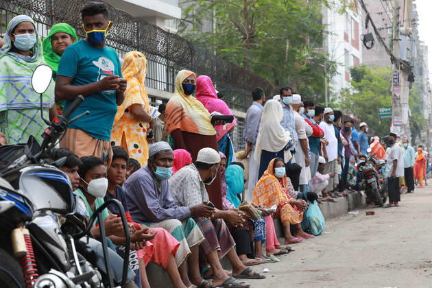 April 10, 2021, Dhaka, Dhaka, Bangladesh: April, 10, 2021 People wait in a line to buy government subsidize goods from a TCB truck in Dhaka, Dhaka Bangladesh - ZUMAr338 20210410_zip_r338_005 Copyright: xHarun-Or-Rashidx