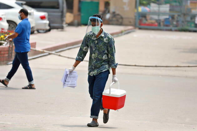 April 10, 2021, Dhaka, Dhaka, Bangladesh: April, 10, 2021 A medic wears face shield to transport an sample box of COVID-19 Dhaka Bangladesh - ZUMAr338 20210410_zip_r338_024 Copyright: xHarun-Or-Rashidx