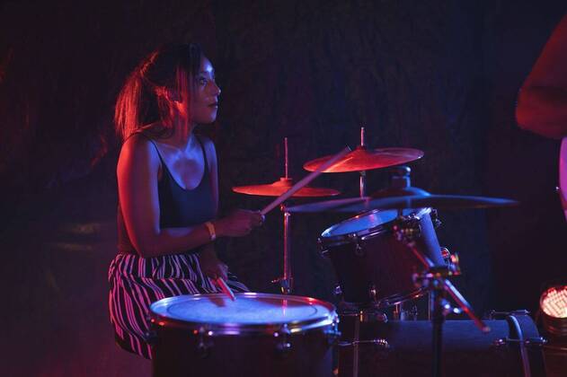 IMAGO Creative: Internationaler Frauenmonat, Geschlechterrollen aufbrechen Female drummer practicing in nightclub Female drummer practicing with drum kit in nightclub, model released, , property released, Cork, Ireland, 07.03.2017, 993498.jpg, festive, festival, nightclub, performer, performance, musician, music, musical, artist, occupation, passion, professional, skill, expertise, casual clothing, stage, rock, band, drum, percussion, instrument, microphone, singer, singing, holding, playing, sound, rhythm, symphonic, acoustic, melody, pop, bass, jazz, concert, event, entertainment, hobby, lifestyle, teamwork, modern, stylish, fashionable, youth, handsome, smart, millennial, drummer, concentrated, girl Indoors,Front view,Looking Away,Three Quarter Length