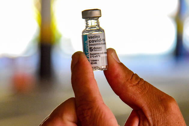SÃO PAULO, SP - 12.04.2021: VACINAÇÃO CONTRA O COVID19 SP - Vaccination against Covid-19, (Coronavirus) at the drive thru post of Shopping Campo Limpo, this Monday (12). Elderly people over 67 years old, education professionals from 47 years old in drive thru and AMAS posts in the capital are being vaccinated. AstraZeneca Oxford vaccine pictured. x2052671x RobertoxCasimiro