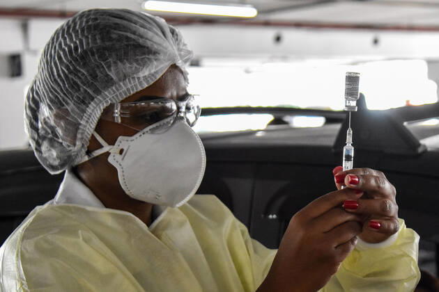 SÃO PAULO, SP - 12.04.2021: VACINAÇÃO CONTRA O COVID19 SP - Vaccination against Covid-19, (Coronavirus) at the drive thru post of Shopping Campo Limpo, this Monday (12). Elderly people over 67 years old, education professionals from 47 years old in drive thru and AMAS posts in the capital are being vaccinated. x2052672x RobertoxCasimiro