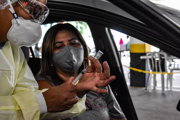 SÃO PAULO, SP - 12.04.2021: VACINAÇÃO CONTRA O COVID19 SP - Vaccination against Covid-19, (Coronavirus) at the drive thru post of Shopping Campo Limpo, this Monday (12). Elderly people over 67 years old, education professionals from 47 years old in drive thru and AMAS posts in the capital are being vaccinated. x2052678x RobertoxCasimiro