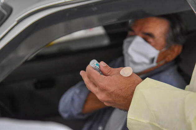 SÃO PAULO, SP - 12.04.2021: VACINAÇÃO CONTRA O COVID19 SP - Vaccination against Covid-19, (Coronavirus) at the drive thru post of Shopping Campo Limpo, this Monday (12). Elderly people over 67 years old, education professionals from 47 years old in drive thru and AMAS posts in the capital are being vaccinated. x2052681x RobertoxCasimiro