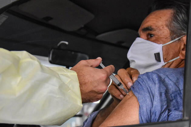 SÃO PAULO, SP - 12.04.2021: VACINAÇÃO CONTRA O COVID19 SP - Vaccination against Covid-19, (Coronavirus) at the drive thru post of Shopping Campo Limpo, this Monday (12). Elderly people over 67 years old, education professionals from 47 years old in drive thru and AMAS posts in the capital are being vaccinated. x2052682x RobertoxCasimiro