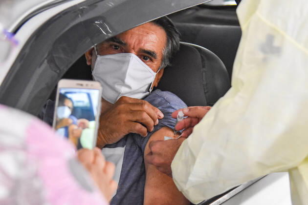 SÃO PAULO, SP - 12.04.2021: VACINAÇÃO CONTRA O COVID19 SP - Vaccination against Covid-19, (Coronavirus) at the drive thru post of Shopping Campo Limpo, this Monday (12). Elderly people over 67 years old, education professionals from 47 years old in drive thru and AMAS posts in the capital are being vaccinated. x2052683x RobertoxCasimiro