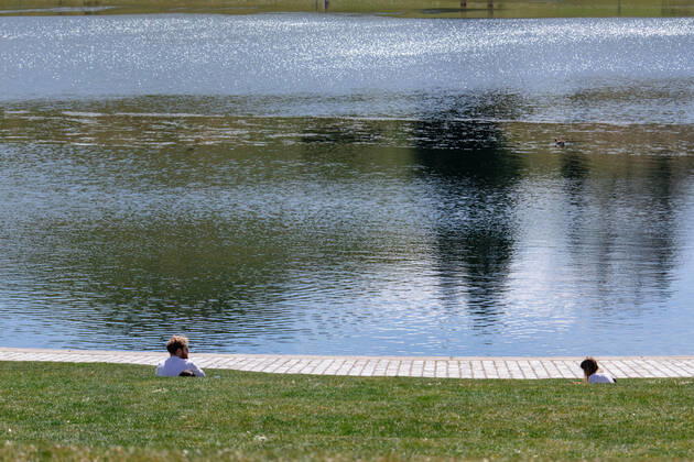 Freizeitaktivitäten im Olympiapark 09.04.2021 MÜNCHEN Zwei Personen am Olympiasee im Olympiapark in München. München Bayern Deutschland