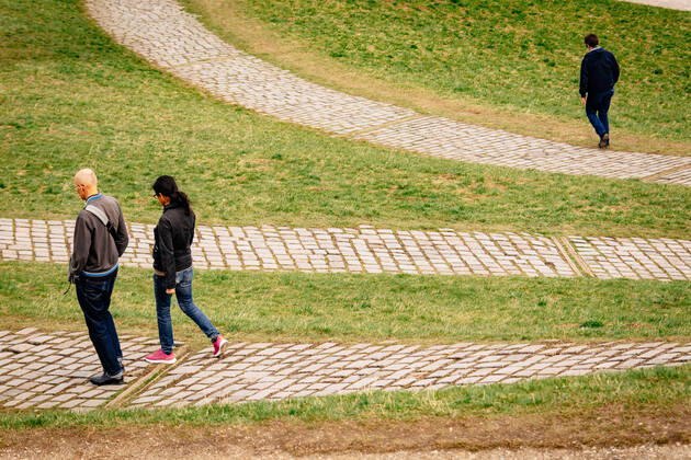 Freizeitaktivitäten im Olympiapark 09.04.2021 MÜNCHEN Spaziergänger auf dem Olympiaberg im Olympiapark in München. München Bayern Deutschland