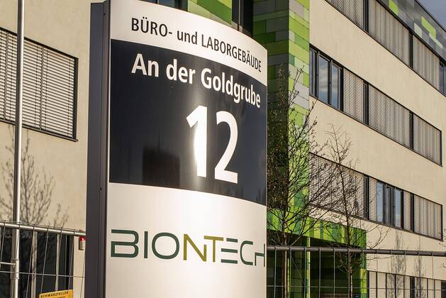 Sitz des Technologie Unternehmens BIONTECH SE in Mainz, Buero- (Büro) und Laborgebaeude (Laborgebäude); BioNTech (Biopharmaceutical New Technologies) ist ein fuehrendes deutsches Biotechnologie Unternehmen bei der Entwicklung eines Impfstoffes gegen das Coronavirus;