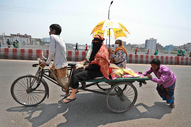 April 14, 2021, Dhaka, Dhaka, Bangladesh: April, 14, 2021 Relatives are taking their patient to hospital by a van in lockdown in Bangladesh Dhaka Bangladesh - ZUMAr338 20210414_zip_r338_010 Copyright: xHarun-Or-Rashidx