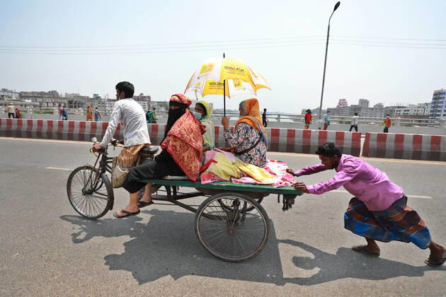 April 14, 2021, Dhaka, Dhaka, Bangladesh: April, 14, 2021 Relatives are taking their patient to hospital by a van in lockdown in Bangladesh Dhaka Bangladesh - ZUMAr338 20210414_zip_r338_011 Copyright: xHarun-Or-Rashidx