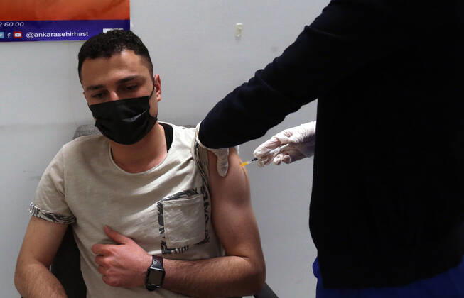 (210414) -- ANKARA, April 14, 2021 -- A man receives the COVID-19 vaccine in Ankara, Turkey, on April 14, 2021. Turkey confirmed 62,797 more novel coronavirus cases on Wednesday, its highest single-day figure since the start of the pandemic. Among the new cases are 2,802 symptomatic patients, and the total number in the country has reached 4,025,557, according to the Turkish Health Ministry. (Photo by Xinhua) TURKEY-ANKARA-COVID-19-CASES MustafaxKaya