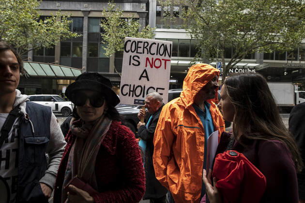 ANTI VACCINATION RALLY MELBOURNE, Protesters are seen gathering during an anti-vaccination rally outside the InterContinental hotel quarantine in Melbourne, Thursday, April 15, 2021. ( NO ARCHIVING, EDITORIAL USE ONLY, NO USE IN BOOKS WITHOUT CONSENT MELBOURNE VIC AUSTRALIA  Copyright: xDIEGOxFEDELEx 20210415001534931847