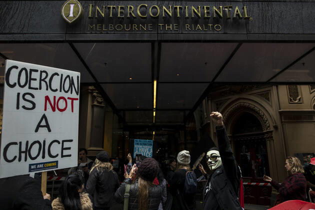 ANTI VACCINATION RALLY MELBOURNE, Protesters are seen gathering during an anti-vaccination rally outside the InterContinental hotel quarantine in Melbourne, Thursday, April 15, 2021. ( NO ARCHIVING, EDITORIAL USE ONLY, NO USE IN BOOKS WITHOUT CONSENT MELBOURNE VIC AUSTRALIA  Copyright: xDIEGOxFEDELEx 20210415001534931888