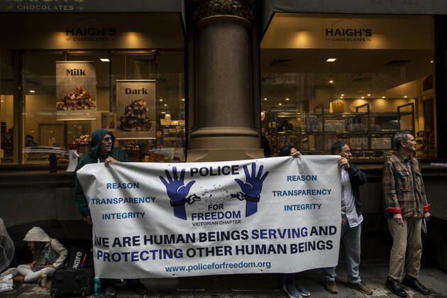 ANTI VACCINATION RALLY MELBOURNE, Protesters are seen holding a banner during an anti-vaccination rally outside the InterContinental hotel quarantine in Melbourne, Thursday, April 15, 2021. ( NO ARCHIVING, EDITORIAL USE ONLY, NO USE IN BOOKS WITHOUT CONSENT MELBOURNE VIC AUSTRALIA  Copyright: xDIEGOxFEDELEx 20210415001534931908