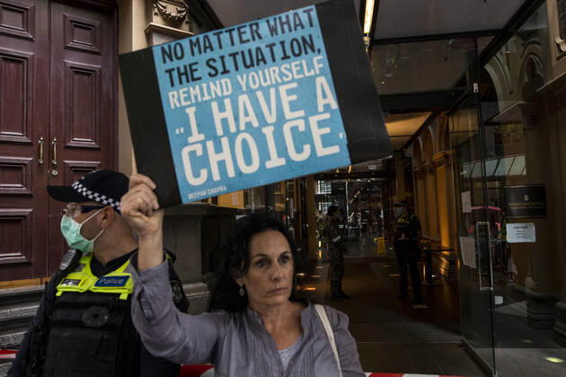 ANTI VACCINATION RALLY MELBOURNE, A protester is seen holding a sign during an anti-vaccination rally outside the InterContinental hotel quarantine in Melbourne, Thursday, April 15, 2021. ( NO ARCHIVING, EDITORIAL USE ONLY, NO USE IN BOOKS WITHOUT CONSENT MELBOURNE VIC AUSTRALIA  Copyright: xDIEGOxFEDELEx 20210415001534931928