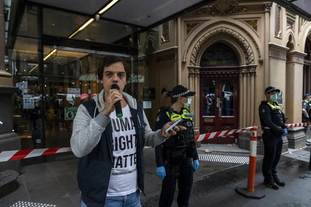ANTI VACCINATION RALLY MELBOURNE, A protester speaks out at an anti-vaccination rally outside the InterContinental hotel quarantine in Melbourne, Thursday, April 15, 2021. ( NO ARCHIVING, EDITORIAL USE ONLY, NO USE IN BOOKS WITHOUT CONSENT MELBOURNE VIC AUSTRALIA  Copyright: xDIEGOxFEDELEx 20210415001534931948