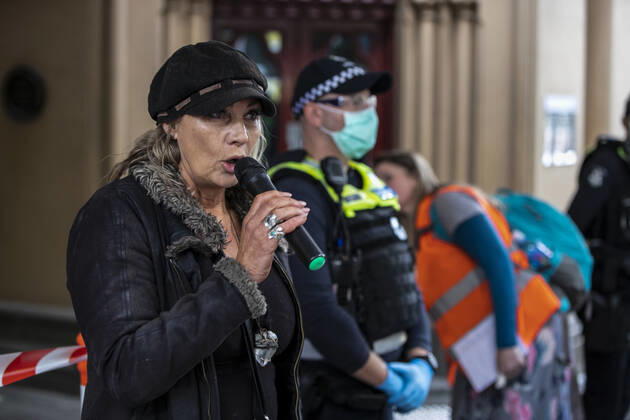 ANTI VACCINATION RALLY MELBOURNE, Protester speaks out at an anti-vaccination rally outside the InterContinental hotel quarantine in Melbourne, Thursday, April 15, 2021. ( NO ARCHIVING, EDITORIAL USE ONLY, NO USE IN BOOKS WITHOUT CONSENT MELBOURNE VIC AUSTRALIA  Copyright: xDIEGOxFEDELEx 20210415001534931968