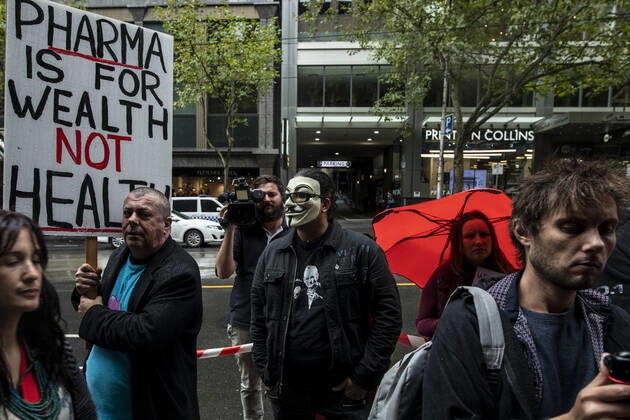 ANTI VACCINATION RALLY MELBOURNE, Protesters are seen gathering during an anti-vaccination rally outside the InterContinental hotel quarantine in Melbourne, Thursday, April 15, 2021. ( NO ARCHIVING, EDITORIAL USE ONLY, NO USE IN BOOKS WITHOUT CONSENT MELBOURNE VIC AUSTRALIA  Copyright: xDIEGOxFEDELEx 20210415001534932028