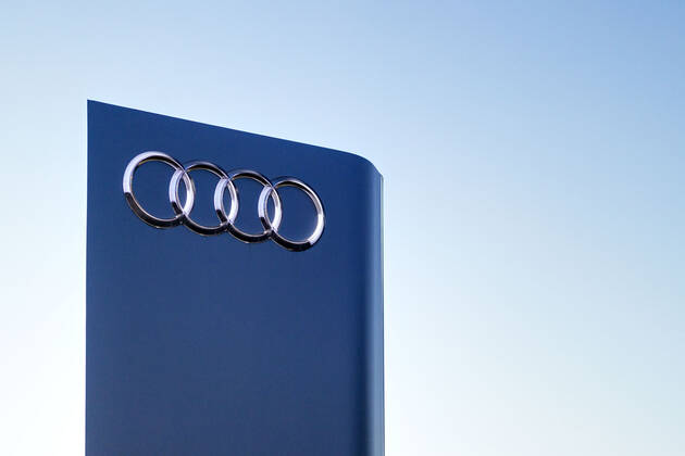 Audi-Logo an einem Autohaus in Zollstock. Audi hat seine ersten Fahrzeuge auf Basis des Modularen Elektro-Baukastens (MEB) vorgestellt: den Q4 e-tron und Q4 e-tron Sportback. (Themenbild, Symbolbild) Köln, 14.04.2021