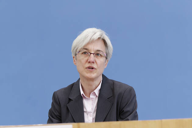 Brigitte Knopf 2021-04-15, Deutschland, Berlin - Bundespressekonferenz: Vorstellung des Gutachtens zu den aktuellen daten über die Treibhausgas-Emissionen Deutschlands nach dem Klimaschutzgesetz. Im Bild Dr. Brigitte Knopf, Stellvertretende Vorsitzende, Expertenrat für Klimafragen.