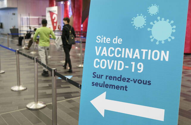 April 15, 2021, Montreal, PQ, Canada: People walk into a COVID-19 vaccination clinic in Montreal, on Thursday, April 15, 2021. Montreal Canada  - ZUMAc35_ 20210415_zaf_c35_036 Copyright: xPaulxChiassonx